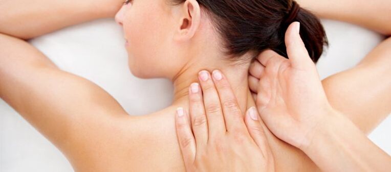 Wykonywanie masażu leczniczego w celu zapobiegania osteochondrozie szyjki macicy