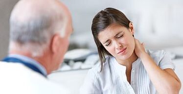 pacjentka z osteochondrozą szyjki macicy podczas wizyty u lekarza