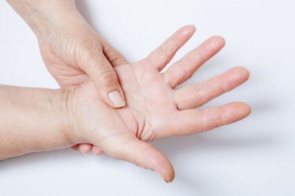 Drętwienie dłoni jest jednym z objawów osteochondrozy lędźwiowej