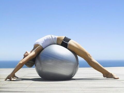 ćwiczenia fitballowe na osteochondrozę kręgosłupa