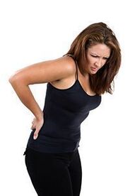 Ból dolnej części pleców u kobiety z osteochondrozą