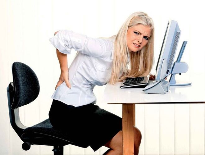 dziewczyna ma ból pleców